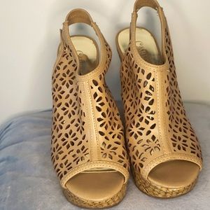Carlos Santana, 4.5" heel wedges - Size 6M
